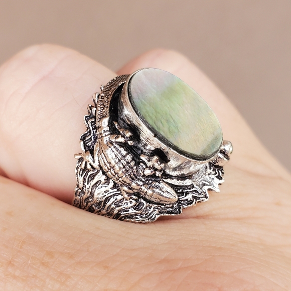 New Unique Mother of Pearl Lizard Silver Ring. - Picture 7 of 15